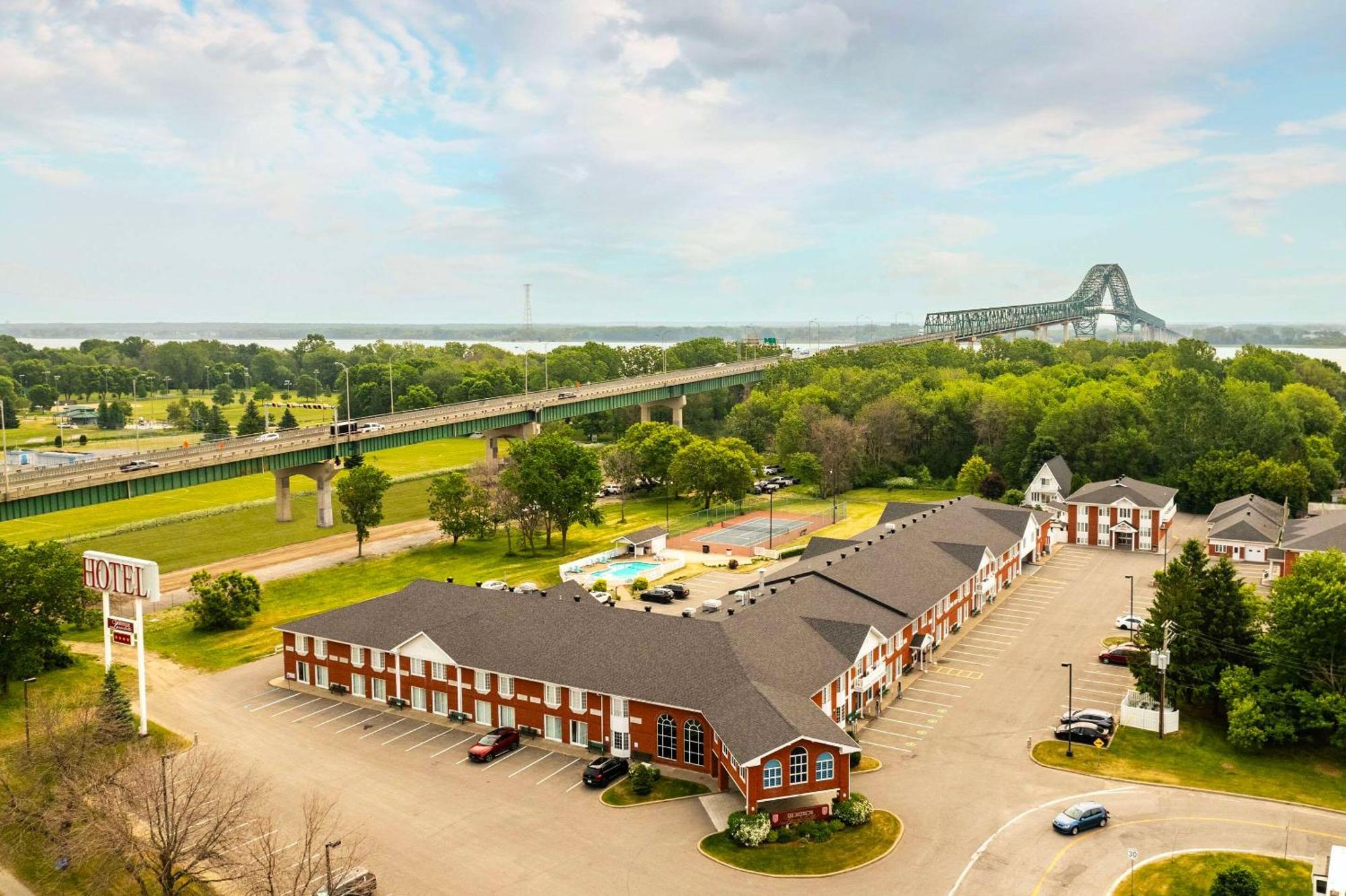 Les Suites De Laviolette Ascend Hotel Collection Труа-Рів'єр Екстер'єр фото